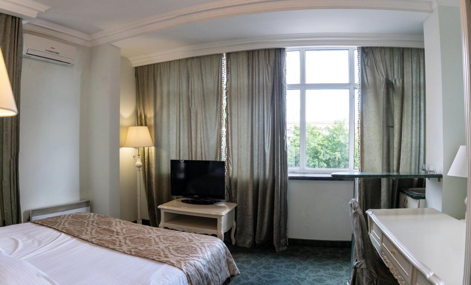 Royal City Hotel Kyiv Exterior foto