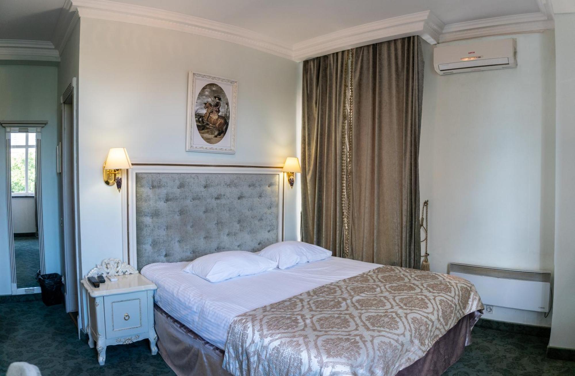 Royal City Hotel Kyiv Exterior foto