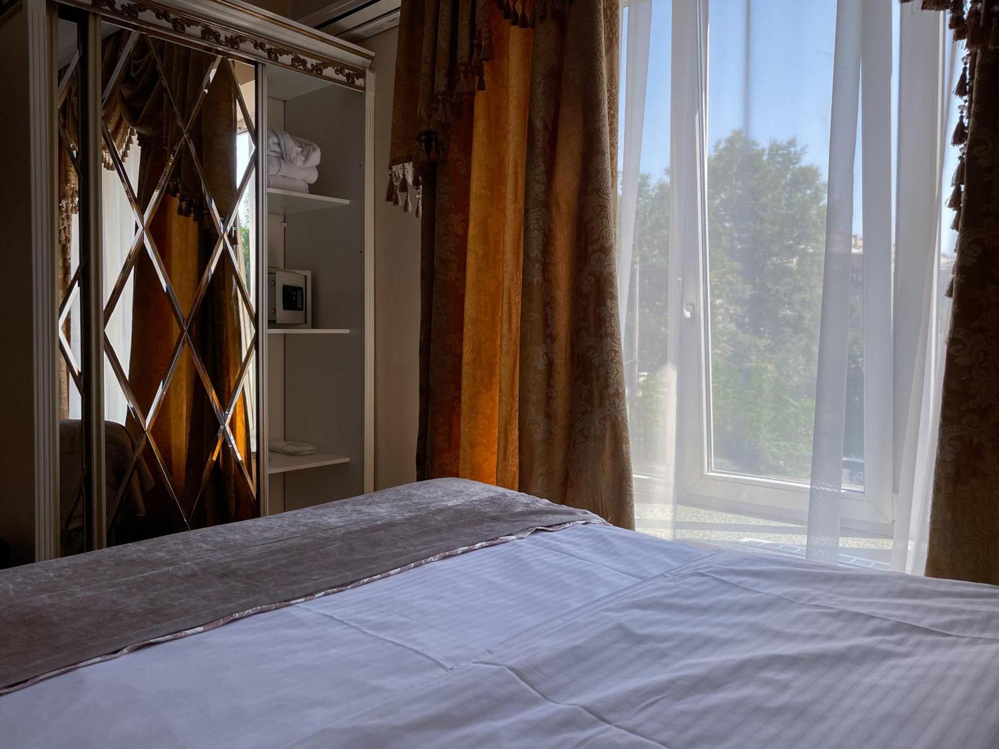Royal City Hotel Kyiv Exterior foto